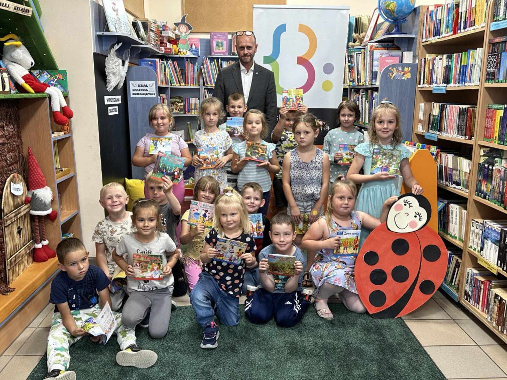 Burmistrz czyta dzieciom